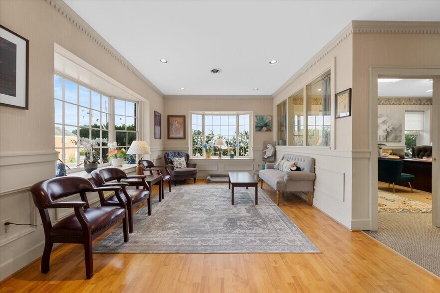 More Photos Of 121 NW Russell Rd, Abingdon Office For Sale