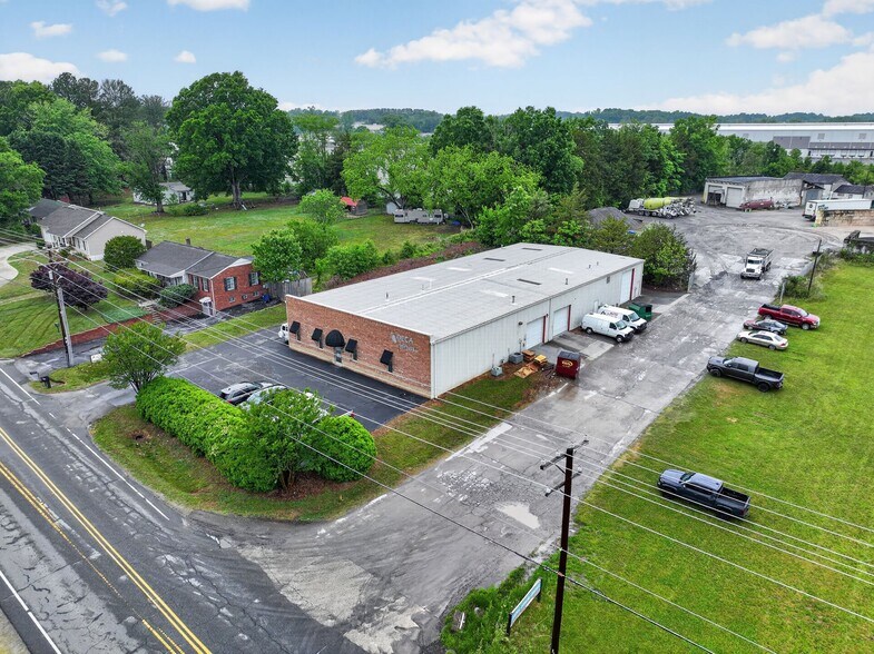 More Photos Of 2451 W Clemmonsville Rd, Winston-Salem Warehouse For Lease