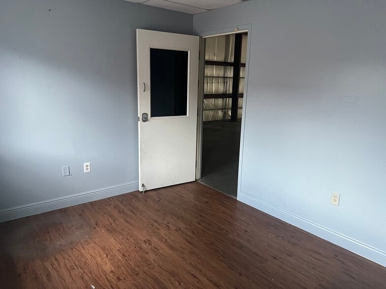More Photos Of 2433 S 86th St, Tampa Warehouse For Lease