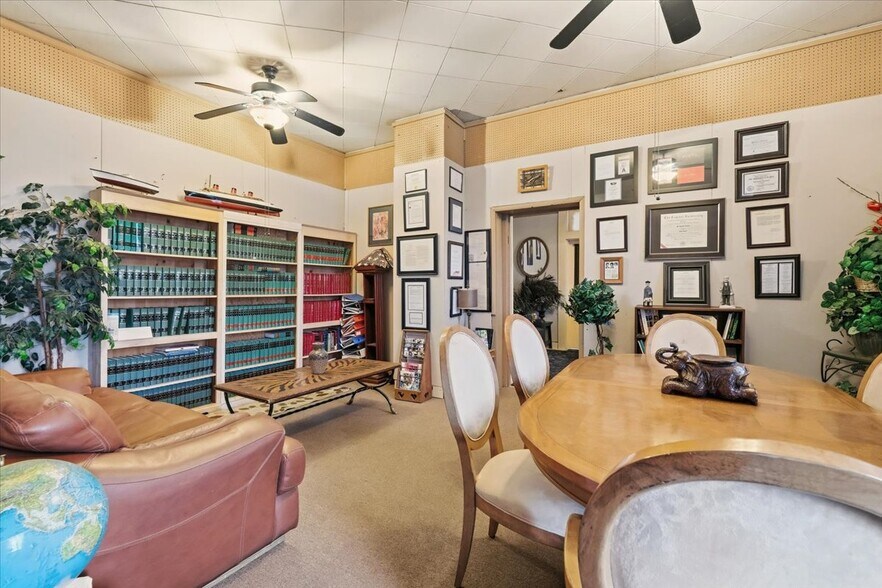 More Photos Of 409 W Gambier St, Mount Vernon Flex For Sale