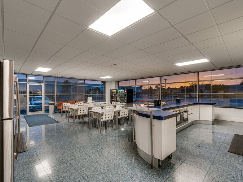 More Photos Of 689 Airport Fwy, Hurst Office For Lease