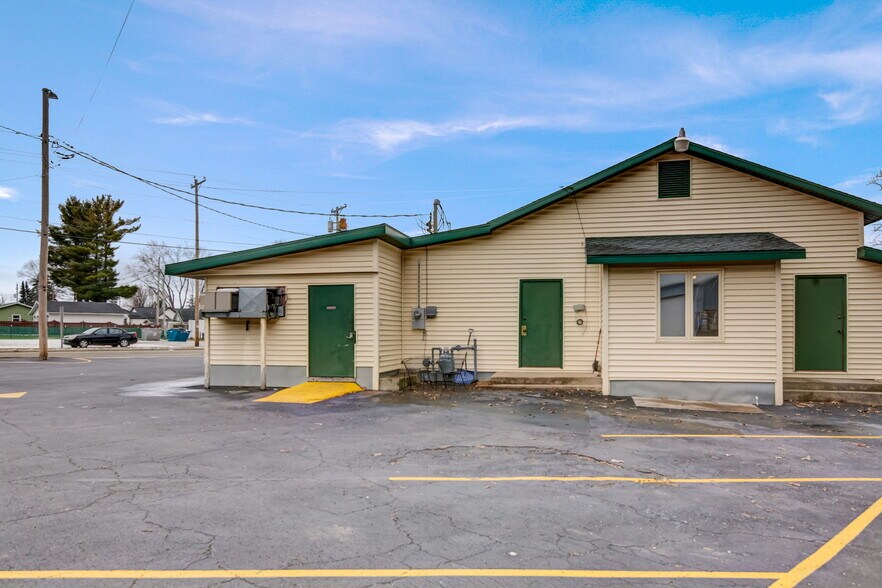 More Photos Of 617 E North St, Poynette Restaurant For Sale