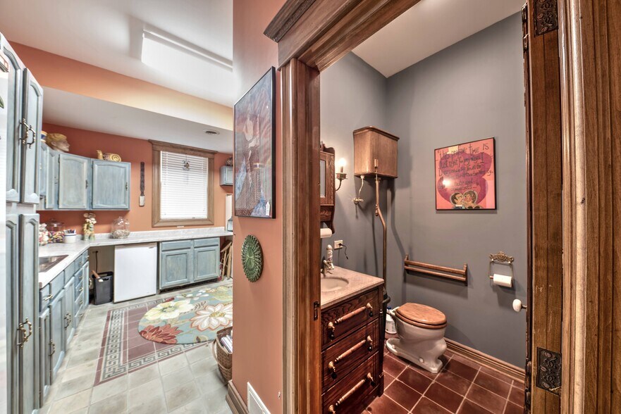 More Photos Of 890 Lake Ave, Woodstock General Retail For Sale