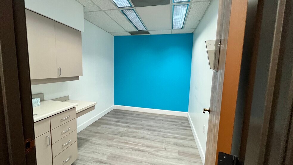 More Photos Of 44215 15th St W, Lancaster Medical For Lease