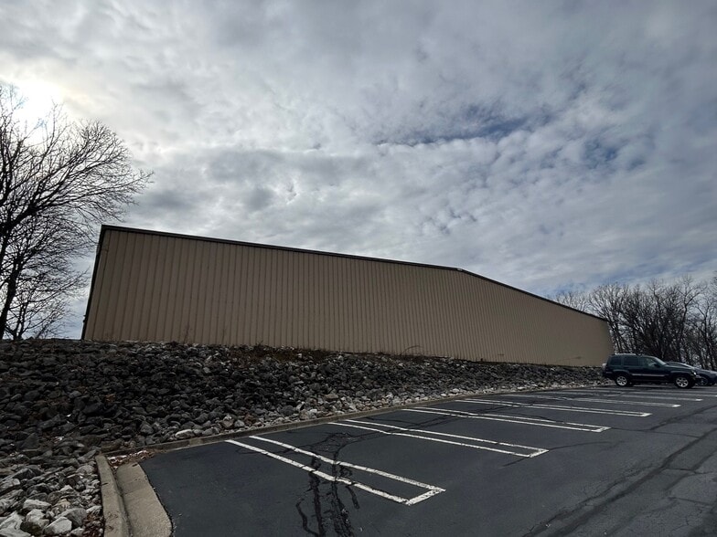 More Photos Of 901 S 1st St, Princeton Manufacturing For Lease
