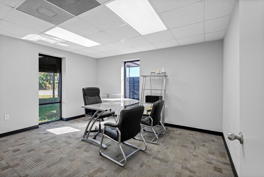More Photos Of 4412 W Osborne Ave, Tampa Showroom For Sale