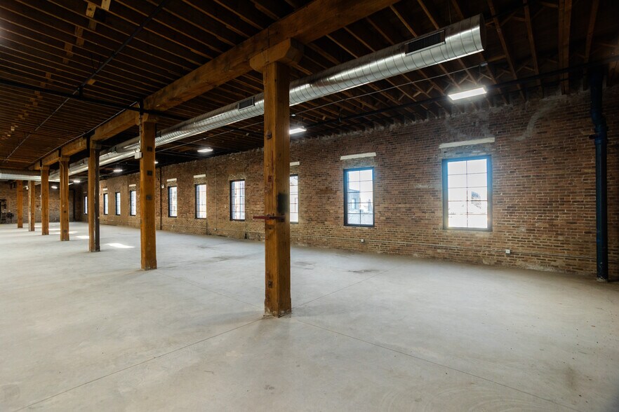 More Photos Of 2145 W Grand Ave, Chicago Showroom For Lease