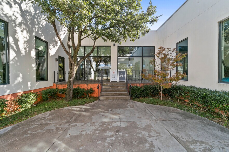 More Photos Of 136 Glass St, Dallas Storefront For Lease