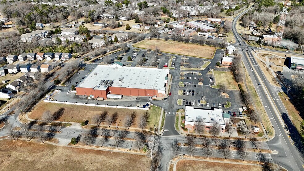 More Photos Of 5706 Wyalong Dr, Charlotte Storefront For Lease