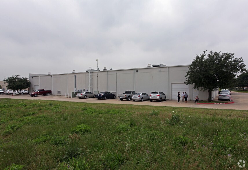 More Photos Of 2452 Lacy Ln, Carrollton Flex For Lease