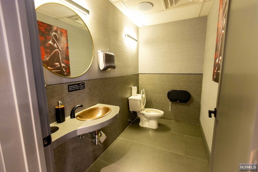 More Photos Of 526 Anderson Ave, Cliffside Park General Retail For Sale