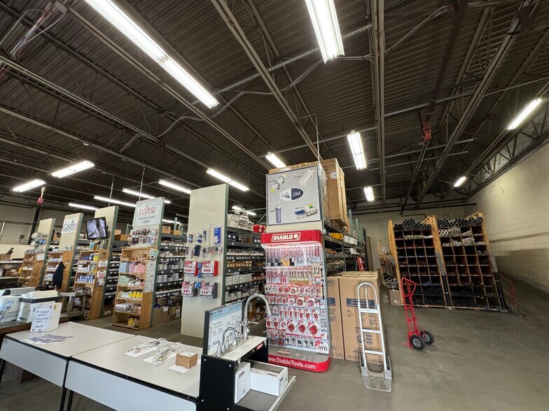 More Photos Of 372 Pasco Rd, Springfield Warehouse For Lease