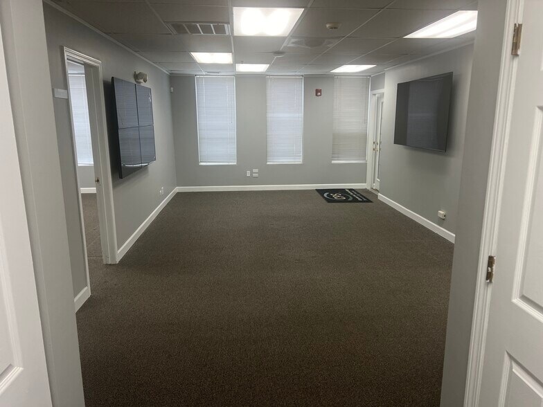 More Photos Of 1355 Wilhelm Rd, Mundelein Warehouse For Lease