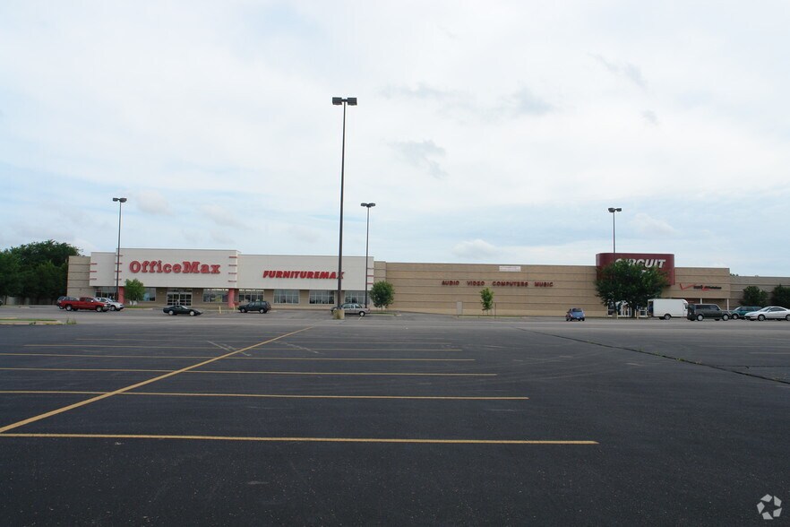 More Photos Of 6920-6930 W Kellogg Dr, Wichita Freestanding For Lease