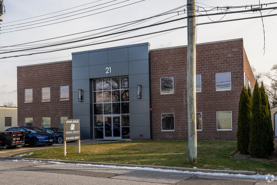 More Photos Of 21 Deforest St, Amityville Warehouse For Lease