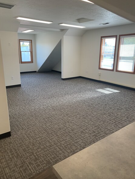 More Photos Of 669-683 Ray J. Glatt, Woodburn Loft Creative Space For Lease
