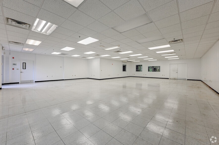 More Photos Of 45 Turner Dr, Middletown Warehouse For Lease