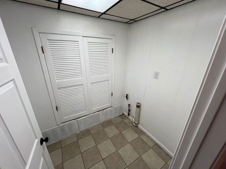 More Photos Of 203 S Main St, Andrews Office For Sale