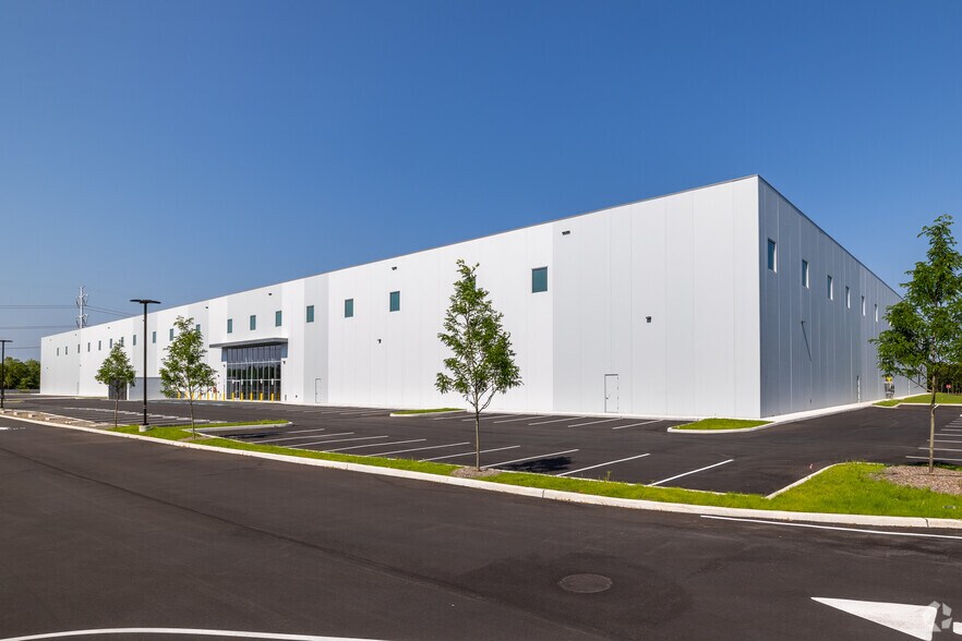 More Photos Of Long Island Expy @ Sills Rd, Medford Distribution For Lease