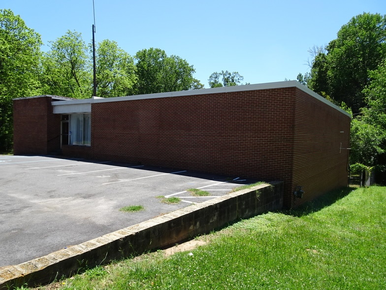 More Photos Of 910 Edgefield St, Greenwood Light Distribution For Sale