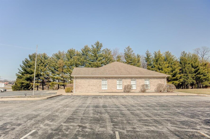 More Photos Of 824 N Market St, Waterloo Medical For Sale