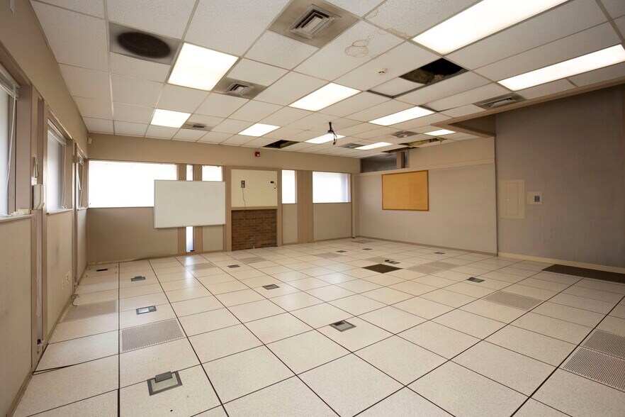 More Photos Of 873-875 6th St, Bremerton Bank For Lease