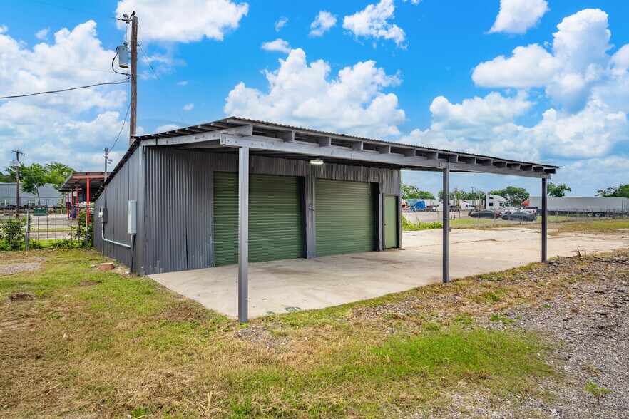 More Photos Of 401 W Simonds Rd, Seagoville Office For Sale
