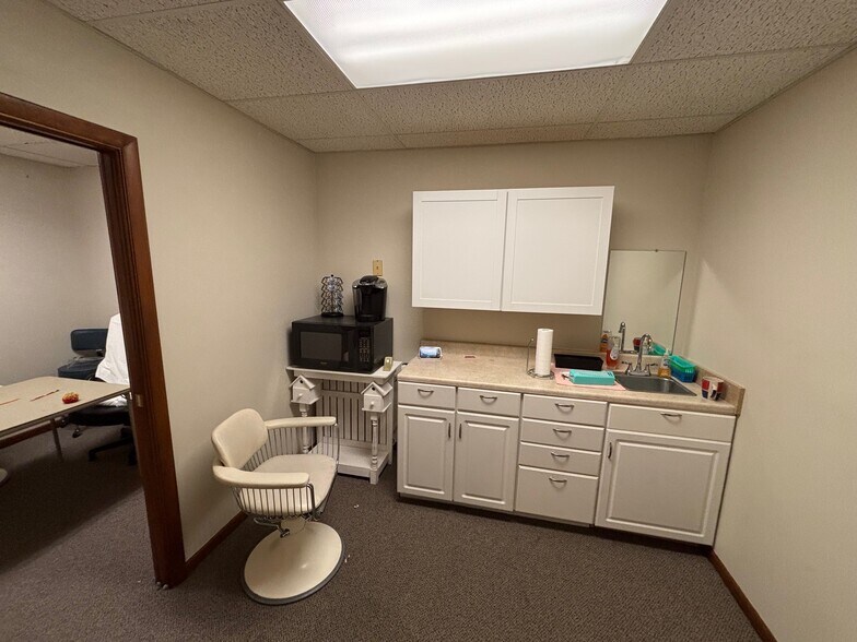 More Photos Of 2805 Lincoln Ave, Evansville Medical For Sale