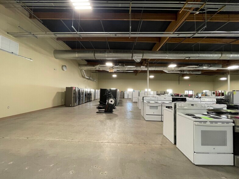 More Photos Of 4825 Commercial St SE, Salem Freestanding For Lease