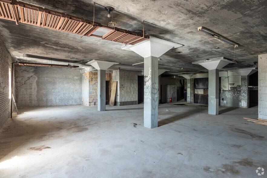 More Photos Of 3240 W Lawrence Ave, Chicago Showroom For Lease