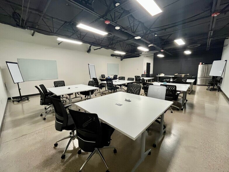 More Photos Of 16641 N 91st St, Scottsdale Showroom For Lease