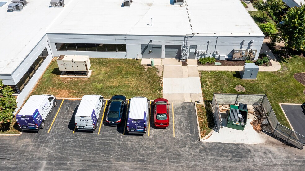 More Photos Of 941-969 Parkview Blvd, Lombard Light Manufacturing For Lease