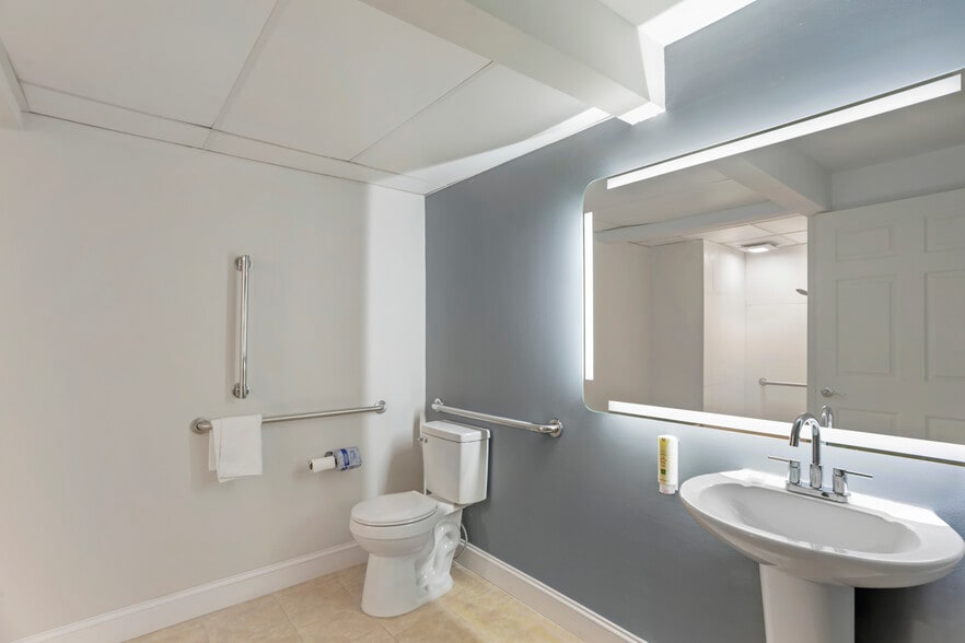 More Photos Of 170 Eastbrook Rd, Smoketown Hotel For Sale