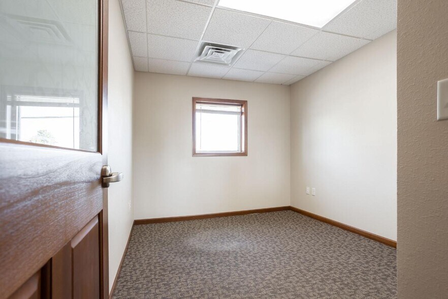 More Photos Of 2000 Burdick Expy E, Minot Office For Lease