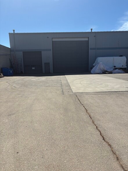 More Photos Of 4106-4112 S Commerce Dr, Murray Light Manufacturing For Lease