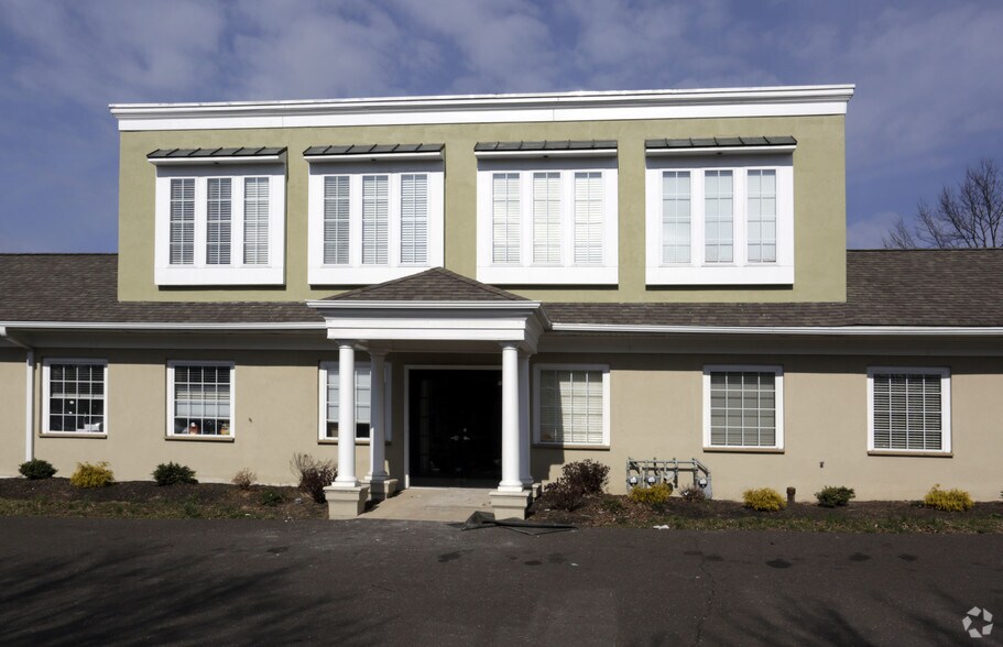 More Photos Of 963 Street Rd, Southampton Medical For Lease