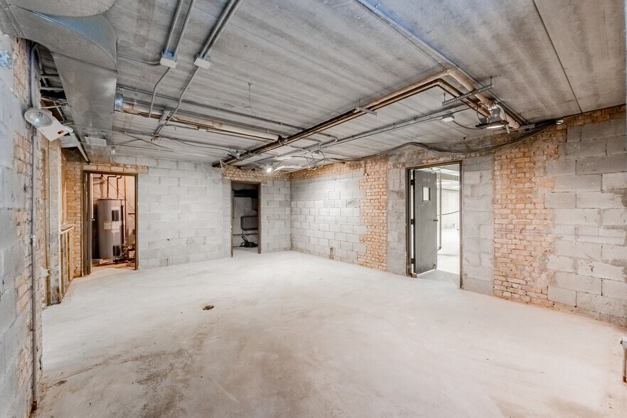 More Photos Of 5601 Victoria Dr, Oak Forest Office For Sale