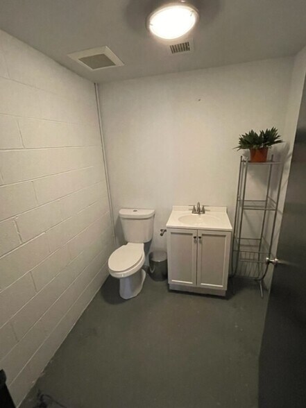 More Photos Of 14758 Keswick St, Van Nuys Light Manufacturing For Lease