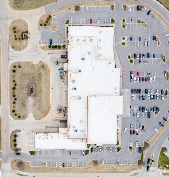 More Photos Of 1200-1260 W Covell Rd, Edmond General Retail For Lease