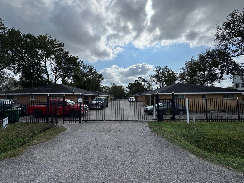 More Photos Of , Houston Multifamily For Sale
