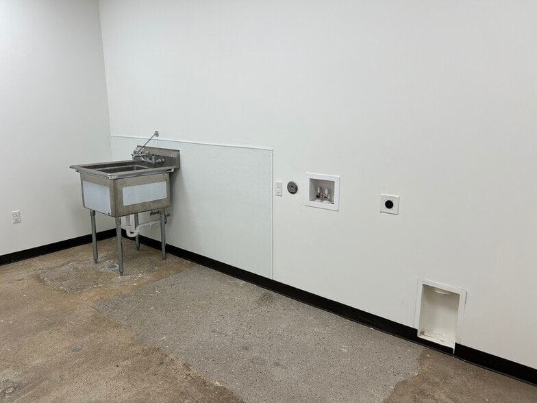 More Photos Of 10939 Shady Trl, Dallas Distribution For Lease