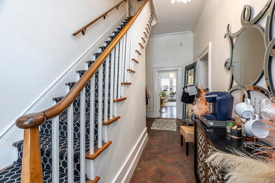 More Photos Of 302 W High St, Lexington Office Residential For Sale