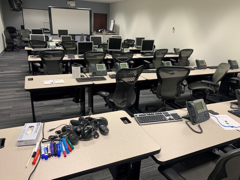 More Photos Of 6550 W Hillsborough Ave, Tampa Office For Lease