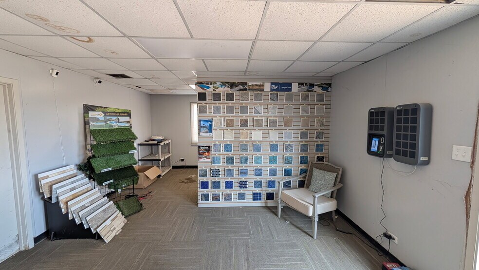 More Photos Of 10855 N I-35 Fwy, San Antonio Service For Lease