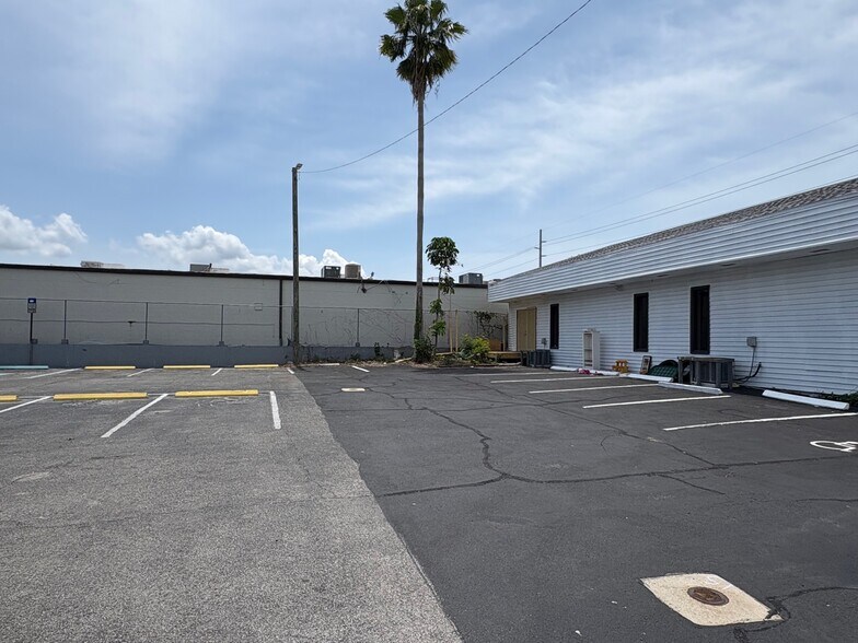 More Photos Of 5897 Memorial Hwy, Tampa Storefront Retail Office For Lease