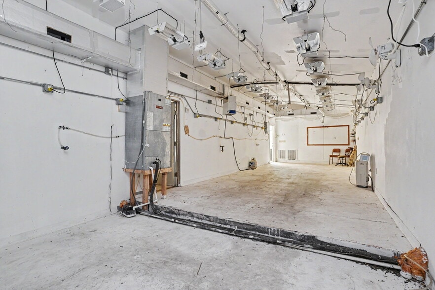 More Photos Of 1220 S Broadway, Hobart Office For Sale
