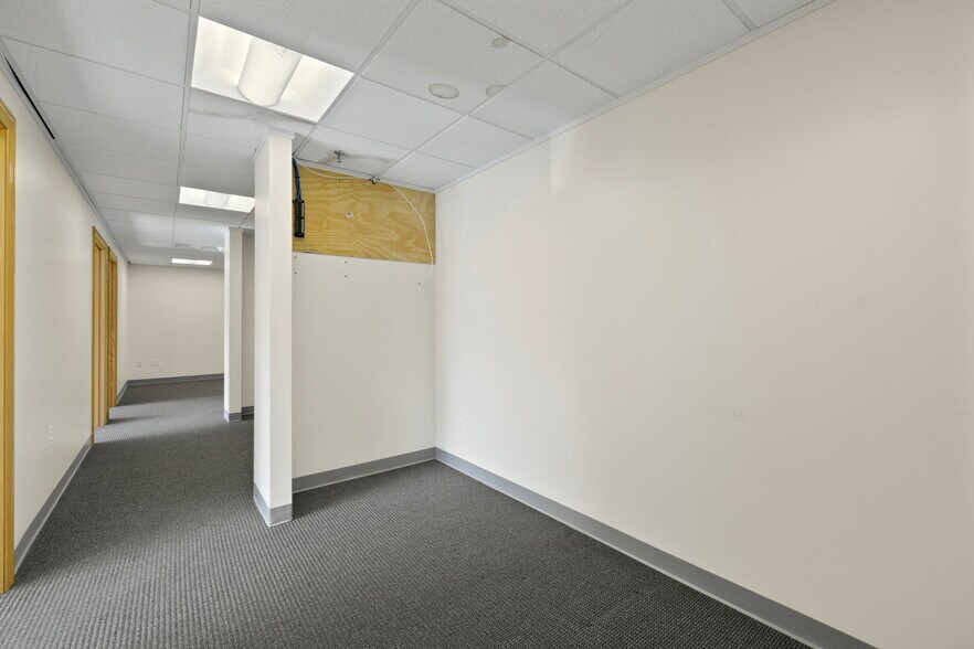 More Photos Of 264 N Broadway, Salem Freestanding For Sale