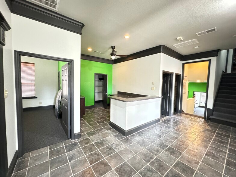 More Photos Of 703 Main St, Lake Dallas Showroom For Sale