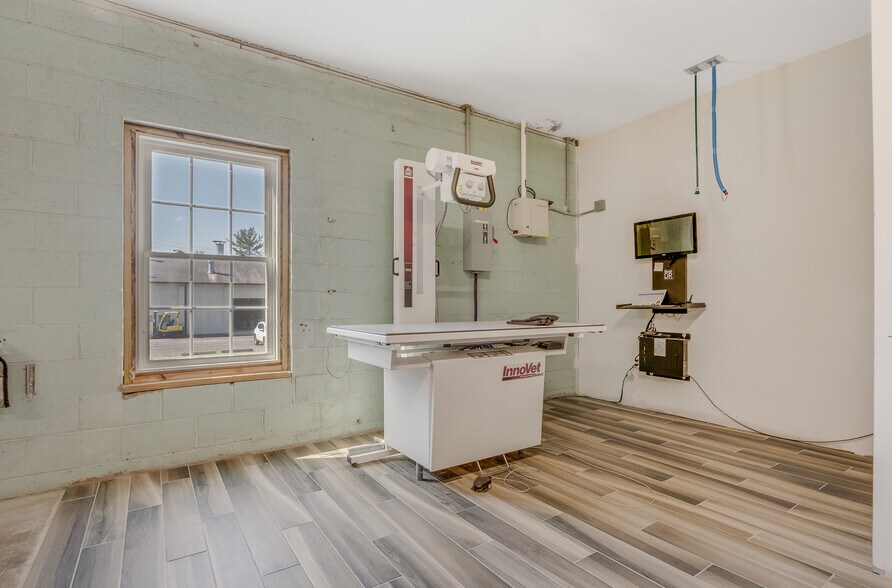 More Photos Of 321 Warren Ave, Stirling Light Manufacturing For Sale