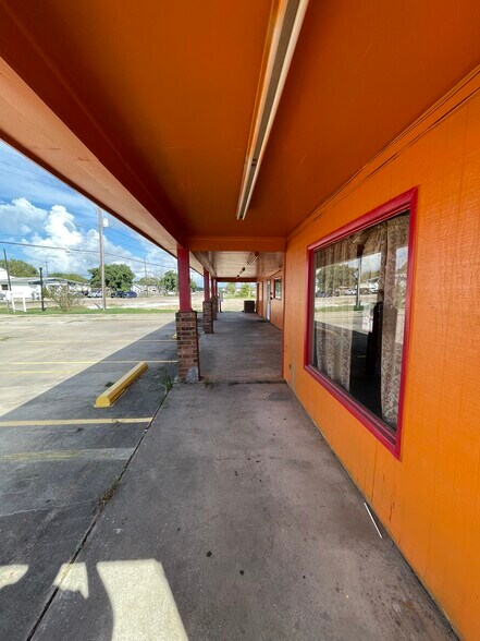 More Photos Of 423 W Plantation Dr, Clute Restaurant For Sale